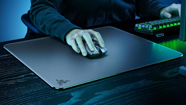 Razer presenta il nuovo tappetino per mouse da gioco Razer Atlas in vetro temperato