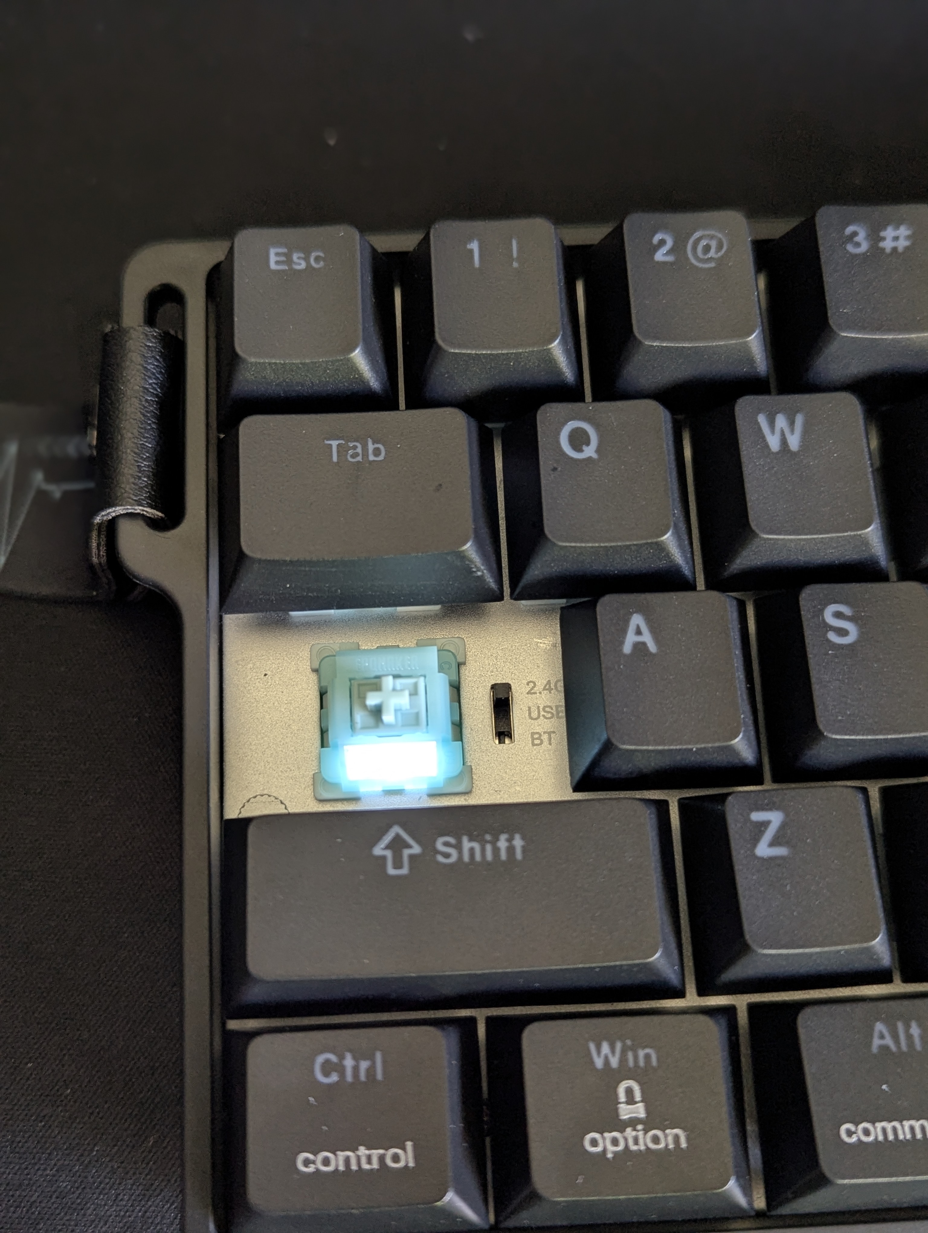 Selettore 2,4 GHz USB Bluetooth sotto Caps Lock EPOMAKER HE60